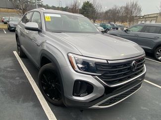 Used 2025 Volkswagen Atlas Cross Sport SE w/ Black Wheel Package video 1