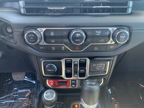 Used 2025 Jeep Wrangler Unlimited Rubicon AWD/4WD image 23