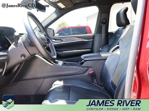 Used 2022 Jeep Grand Cherokee L Overland w/ Luxury Tech Group IV AWD/4WD image 24