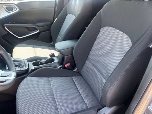 Used 2025 Kia Soul LX w/ LX Technology Package FWD image 33