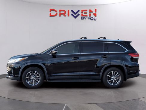 Used 2019 Toyota Highlander XLE image 2
