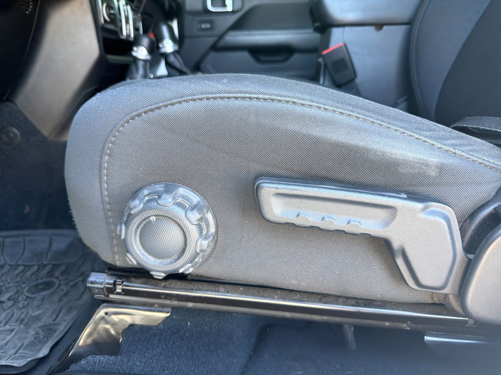 Used 2018 Jeep Wrangler Unlimited Sahara AWD/4WD image 13