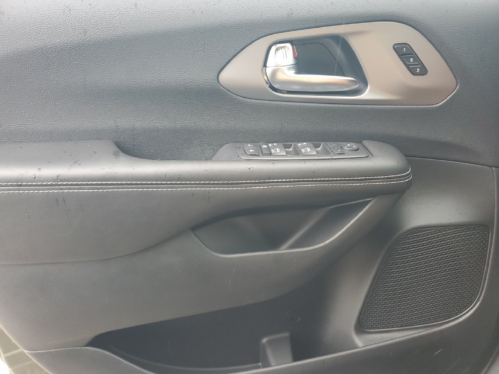 New 2027 Chrysler Pacifica Select FWD image 18