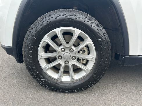 Used 2021 Jeep Grand Cherokee Laredo AWD/4WD image 12