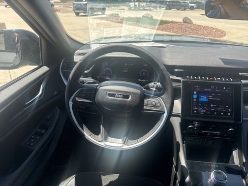 New 2025 Jeep Grand Cherokee Altitude image 17