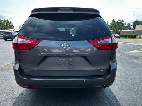 Used 2017 Toyota Sienna XLE Premium FWD image 6