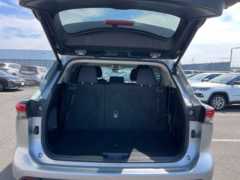 Used 2025 Toyota Highlander LE FWD image 28