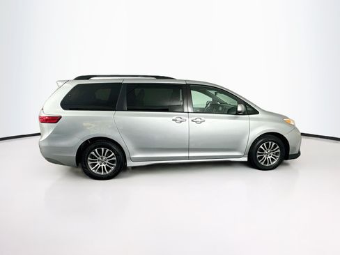 Used 2019 Toyota Sienna XLE FWD image 10