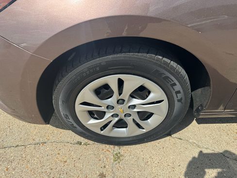 Used 2019 Chevrolet Cruze LS FWD image 9