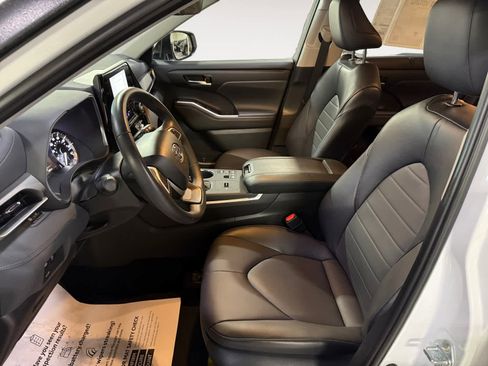 Used 2024 Toyota Highlander XLE image 13
