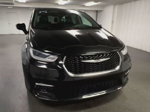 Used 2023 Chrysler Pacifica Touring-L FWD image 3