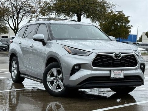 Used 2024 Toyota Highlander LE image 2