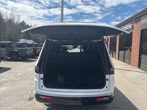 Used 2023 Jeep Wagoneer L Series II AWD/4WD image 24