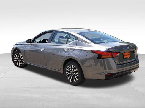 Used 2025 Nissan Altima 2.5 SV FWD image 7