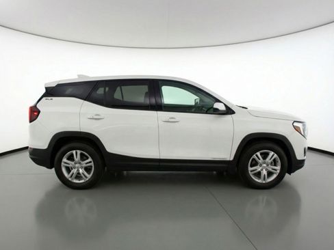 Used 2024 GMC Terrain SLE image 11