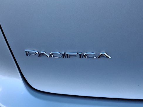 Used 2024 Chrysler Pacifica Touring-L image 30