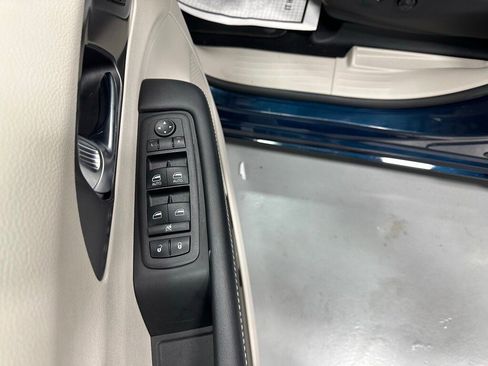 Used 2023 Chrysler Pacifica Touring-L image 9