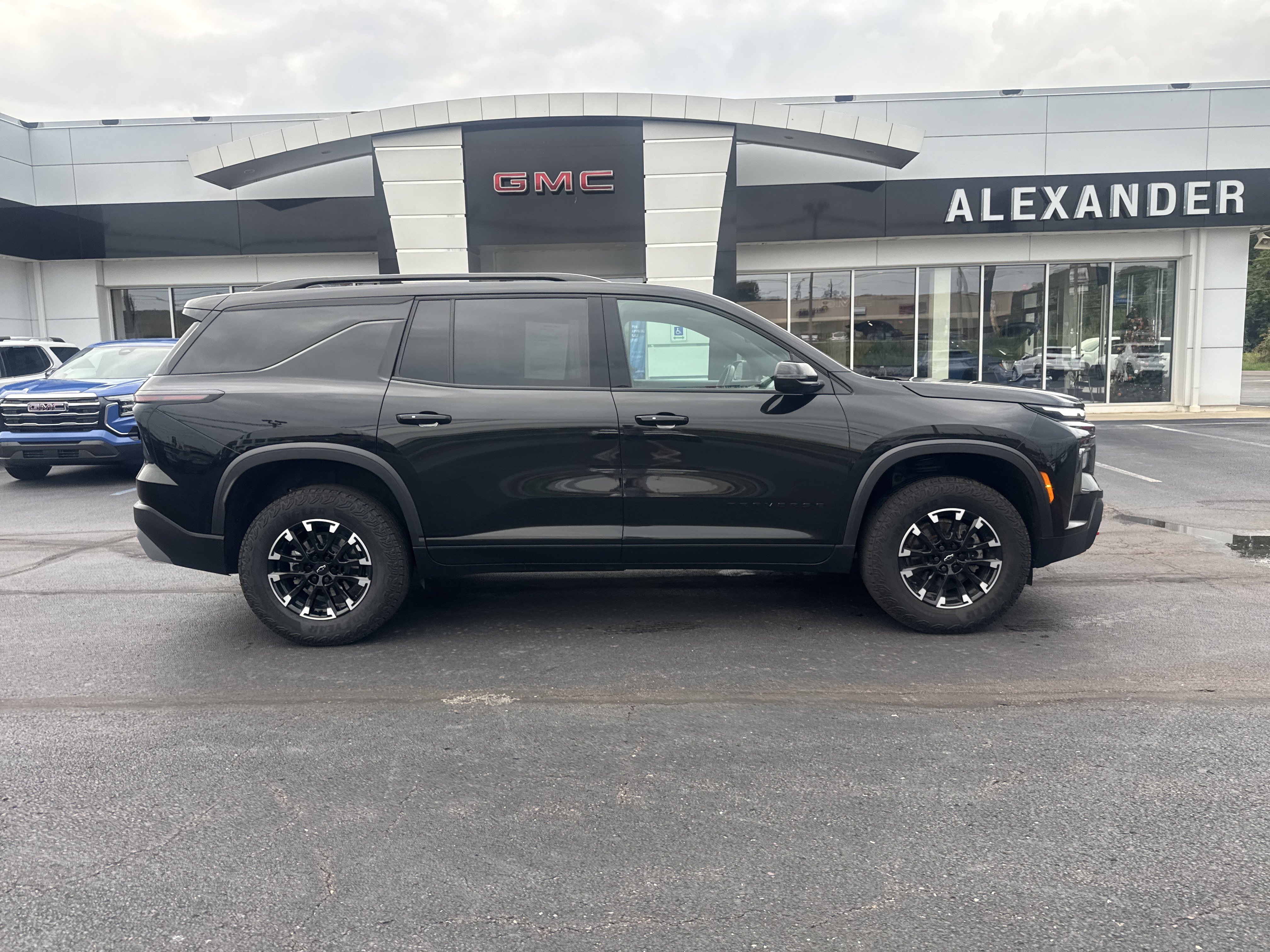 Used 2025 Chevrolet Traverse Z71 AWD/4WD image 2