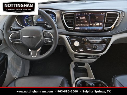 Used 2023 Chrysler Pacifica Touring-L image 9