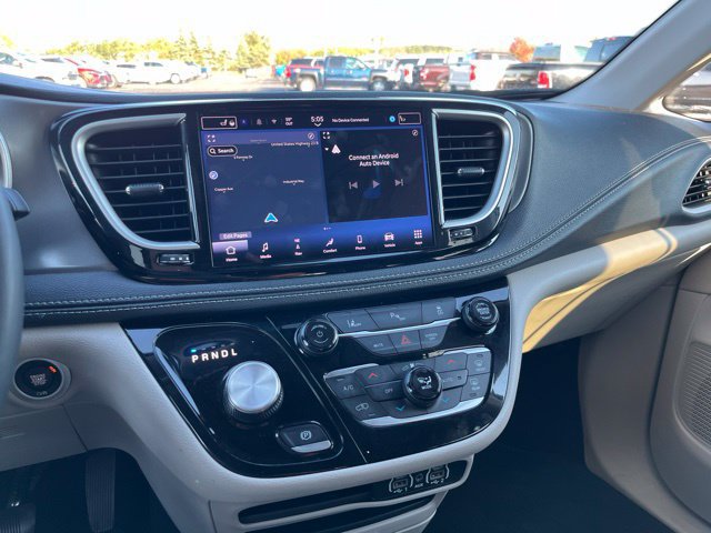 Used 2024 Chrysler Pacifica Limited FWD image 18