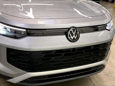 Used 2025 Volkswagen Tiguan SE w/ Panoramic Sunroof Package image 34