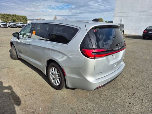 Used 2024 Chrysler Pacifica Touring-L image 3