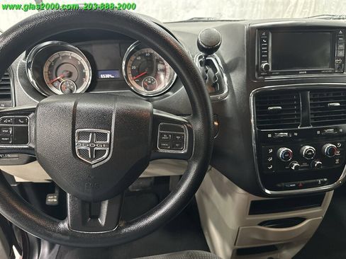 Used 2018 Dodge Grand Caravan SE w/ UConnect Hands-Free Group image 11