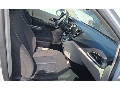 Used 2023 Chrysler Voyager LX FWD image 5