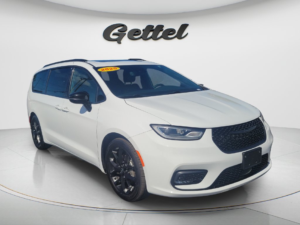 Used 2025 Chrysler Pacifica Limited FWD image 3