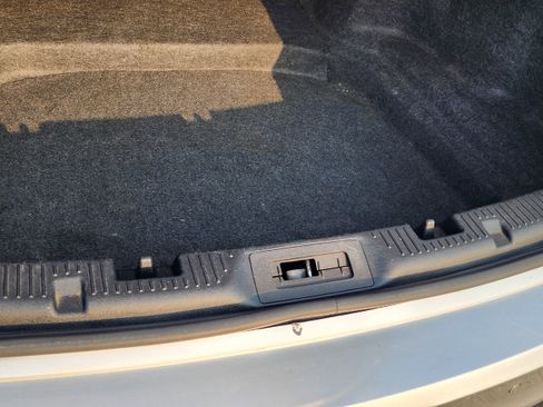 Used 2015 Ford Taurus SEL image 11