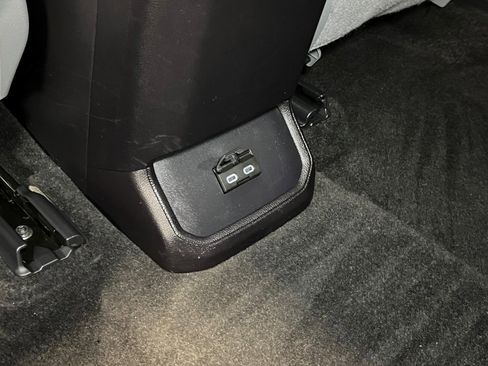 Used 2023 Toyota Highlander XLE image 23