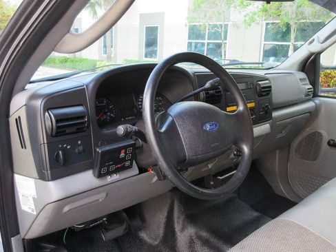 Used 2007 Ford F550 2WD Regular Cab Super Duty image 10