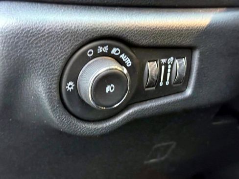 Certified 2025 Chrysler Pacifica Select image 18