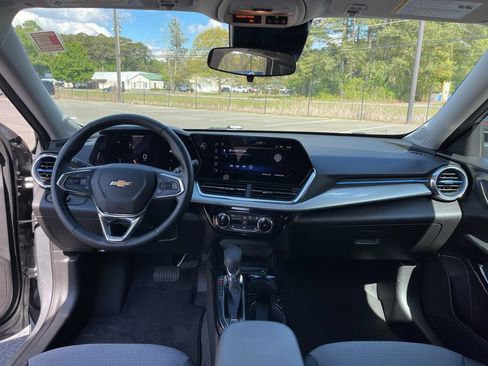 Used 2025 Chevrolet Trax LT w/ LT Convenience Package FWD image 11