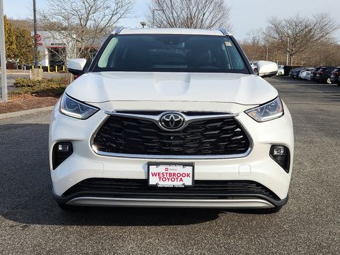 Used 2023 Toyota Highlander Platinum image 2