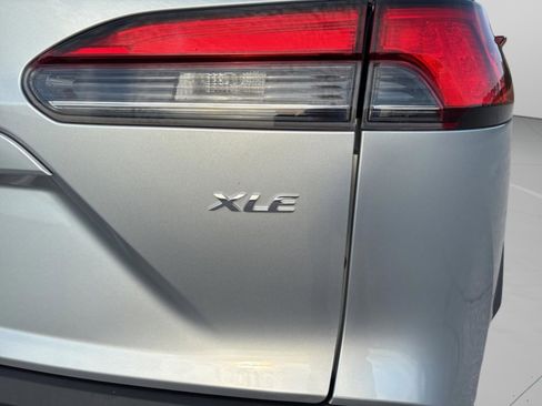 Used 2022 Toyota Corolla Cross XLE image 32