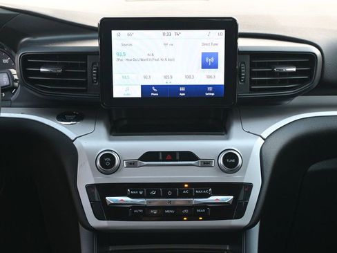 Used 2023 Ford Explorer XLT image 10