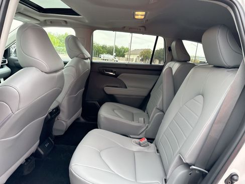Certified 2026 Toyota Highlander XLE image 24