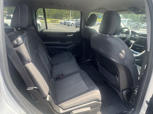 Used 2023 Jeep Grand Cherokee L Laredo image 13