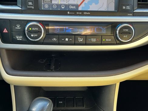 Used 2018 Toyota Highlander Limited image 32