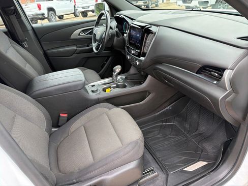 Used 2022 Chevrolet Traverse LT FWD image 14