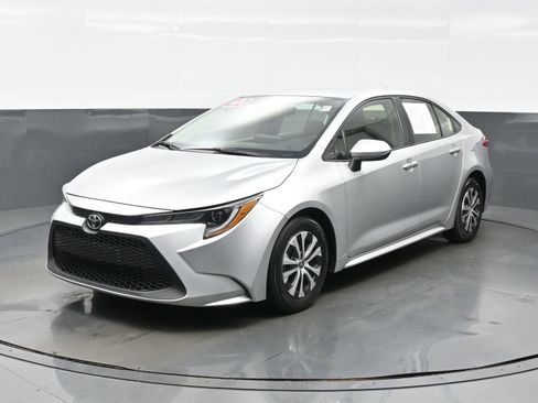 Used 2022 Toyota Corolla LE FWD image 2