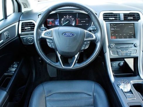 Used 2017 Ford Fusion SE w/ Fusion SE Technology Package FWD image 16