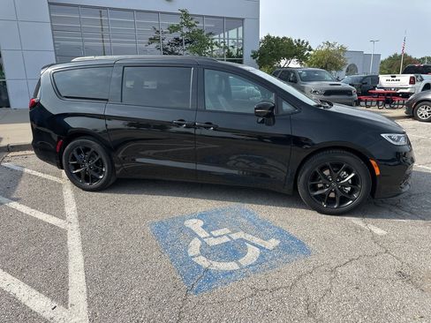 New 2026 Chrysler Pacifica Limited w/ Uconnect Theater Family Group image 38