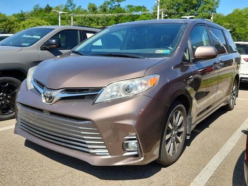 Used 2019 Toyota Sienna XLE w/ XLE Navigation Package AWD/4WD image 3
