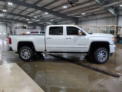 Used 2018 GMC Sierra 2500 Denali image 2