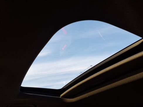 Used 2025 Chevrolet Trax RS w/ Sunroof Package image 17