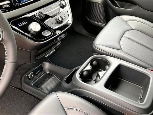New 2025 Chrysler Voyager LX image 7