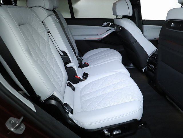 Used 2027 BMW X7 xDrive40i AWD/4WD image 36
