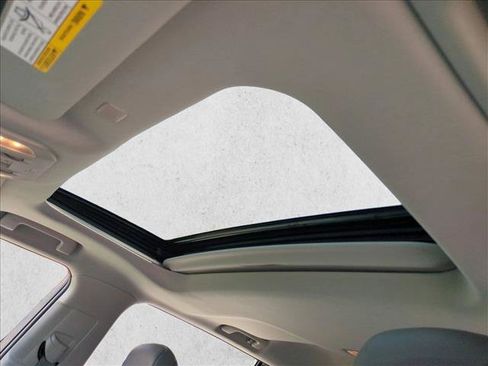 Used 2022 Toyota Highlander XLE FWD image 15